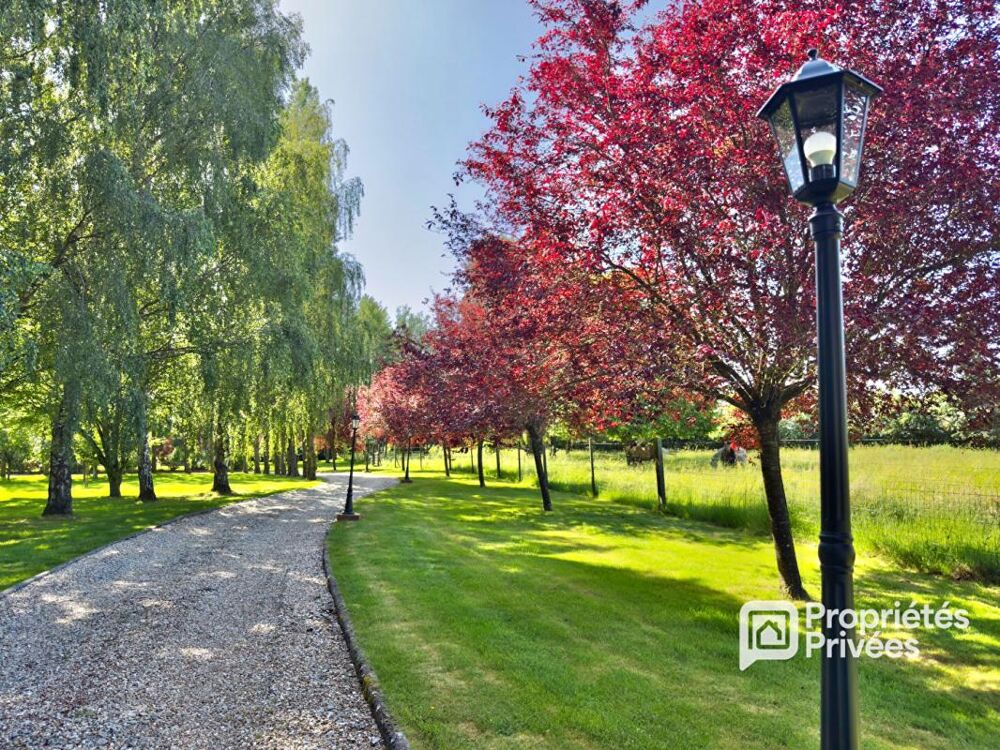 Propriété de 230 m² sur environ 2,5 hectares avec piscine, prairies et cadre paisible