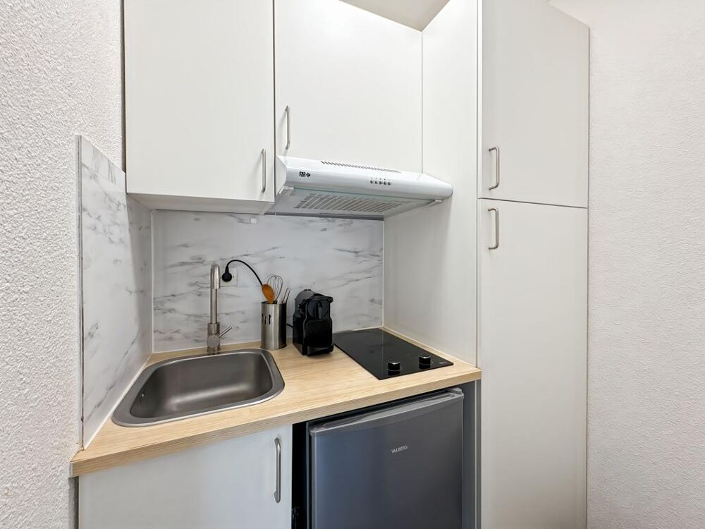 À Vendre  Studio VENDU LIBRE avec Stationnement dans résidence sécurisée
