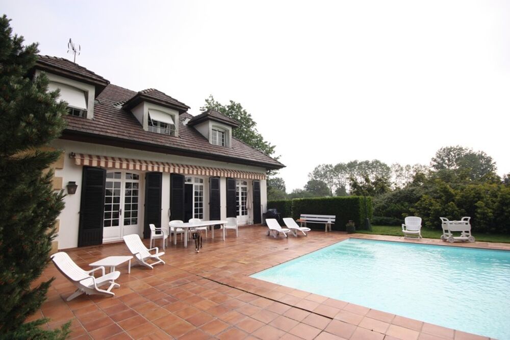 Propriete à vendre sur 35 hectares, 14 pièces, piscine, tennis, chasse, pêche, équitation, au coeur de la Dombes