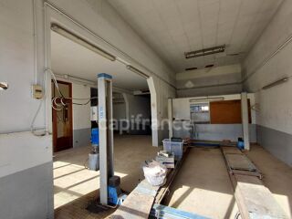   Appartement 120 m2 ancien garage automobile - fort potentiel de réhabilitation à MONTSALVY Montsalvy
