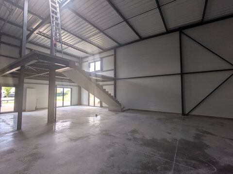 Location - Cellule brute de 415 m² divisible à partir de 205 m² - CHEMAUDIN ET VAUX 3735 25320 Chemaudin