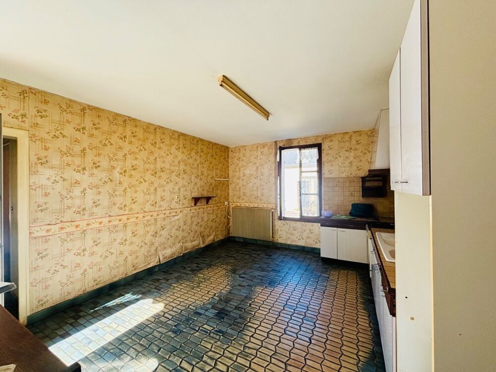 À VENDRE  Longère 110 m² habitables avec nombreuses dépendances et terrain de 900 m²