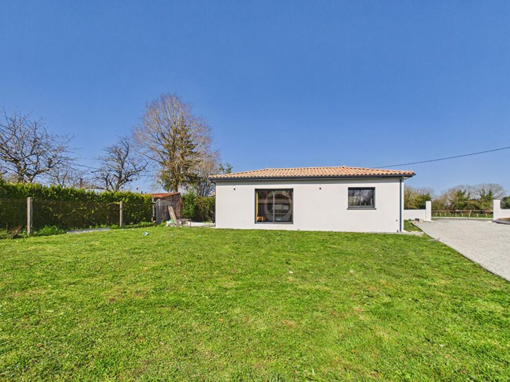 Maison neuve de plain-pied de 129 m 2 secteur Civray, 3 chambres , 1 studio , jardin