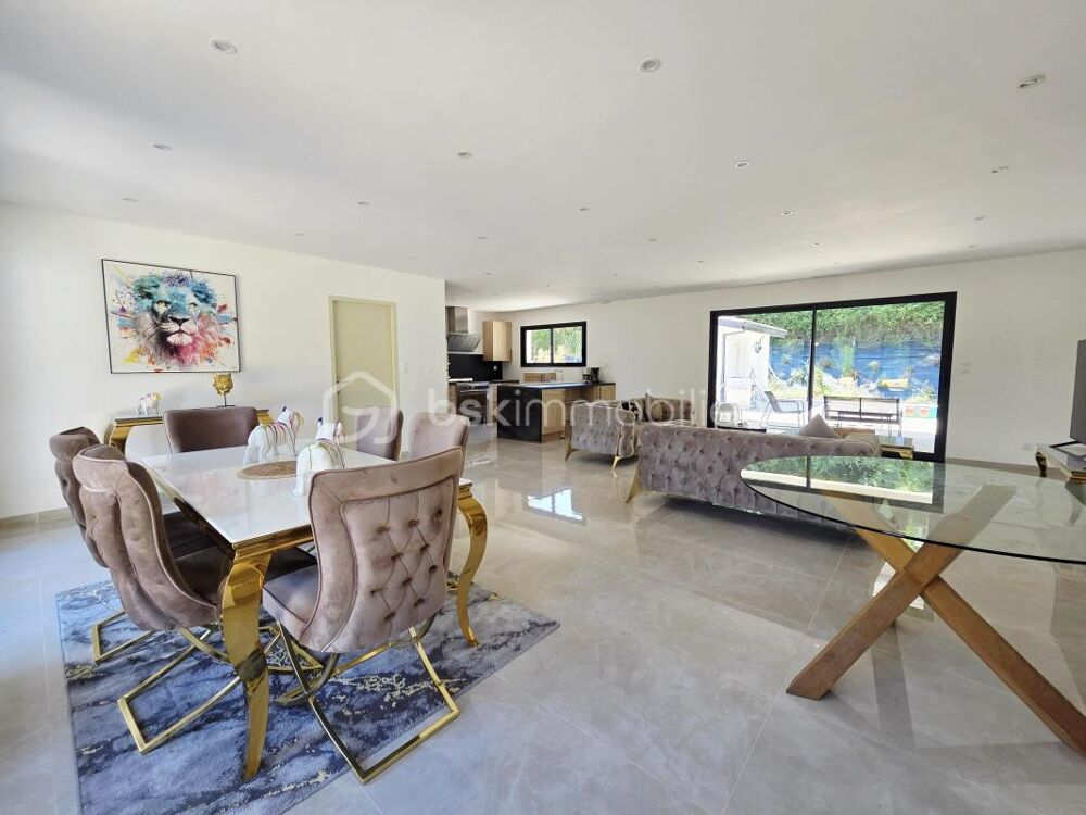 Maison contemporaine de plain-pied avec piscine
