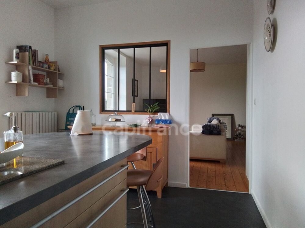 Maison rénovée de 114 m²  3 chambres dont une suite parentale  Terrain clos  Garage  Sous-sol complet  À 10 min à pied du b