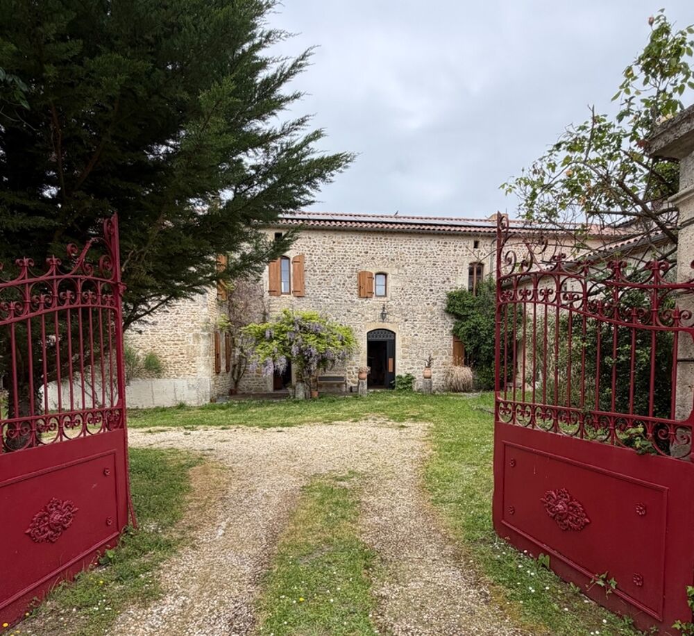 Maison 14 pièces 361 m² · à La Tache · 361 m² · 374 000 €