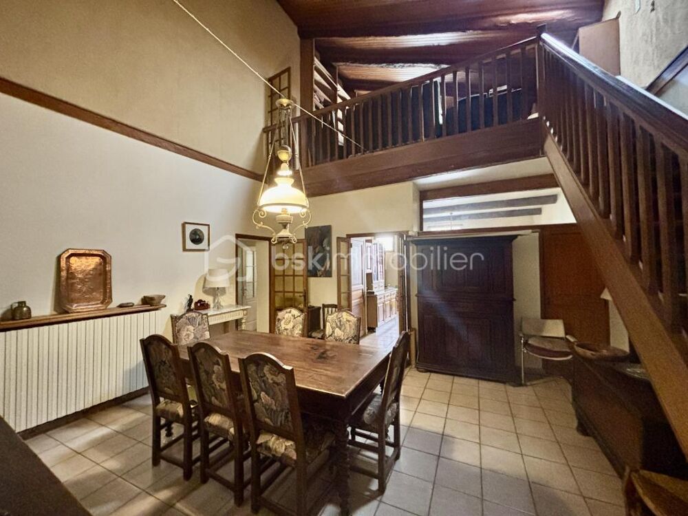 Maison de village de caractère  210 m², fort potentiel, garage et dépendances
