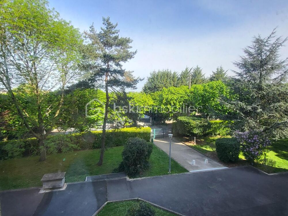 Calme, verdure, grand appartement ensoleillé, avec Balcon