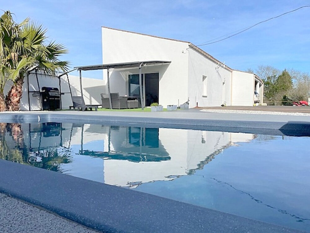 Maison familiale + LOCAL COMMERCIAL libre + dépendances et piscine
