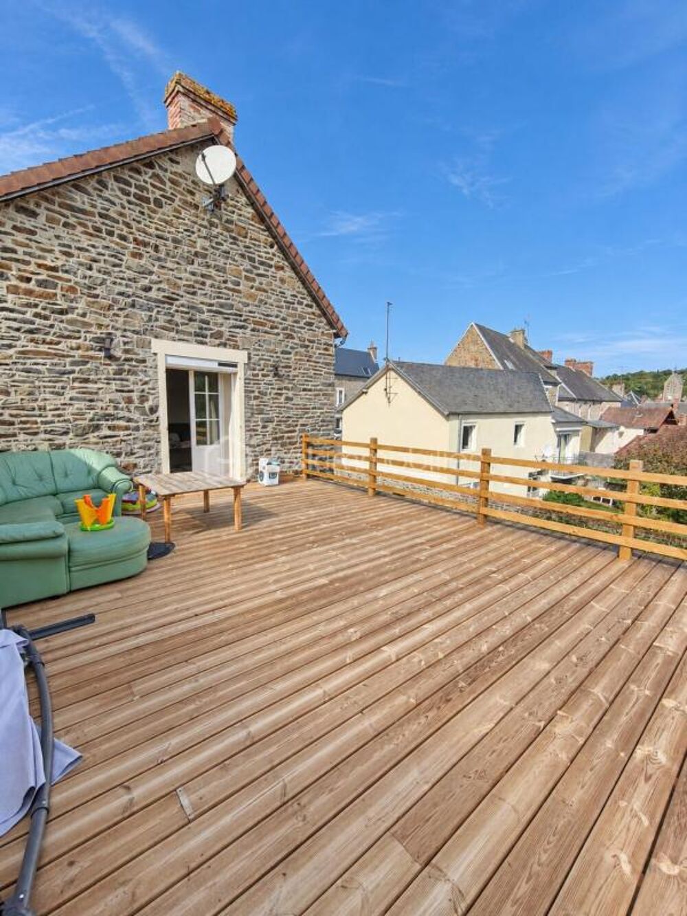 Vente Maison UNE MAISON DE VILLE, UNE IMMENSE TERRASSE PLEIN SUD, UN ESPACE INDÉPENDANT… ET BEAUCOUP DE POSSIBILITÉS ! DPE C !!!! Pont d ouilly