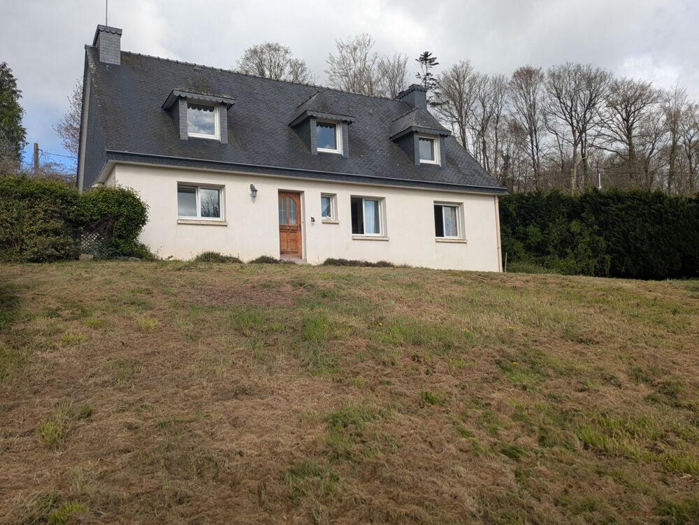 Kernascleden propriété composée d'une maison à usage d'habitation de 6 pièces 178 m² envion un hangar de 161m² envion, une ancie