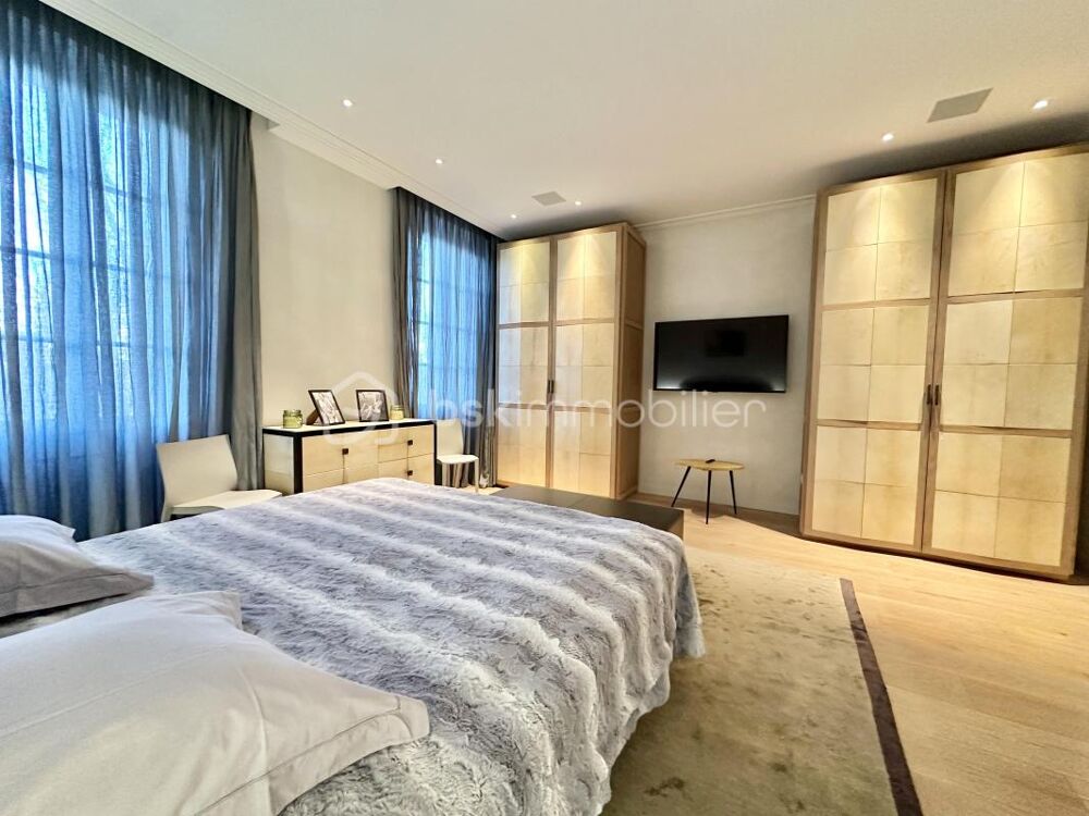 SPLENDIDE appartement , place des Lices Saint Tropez