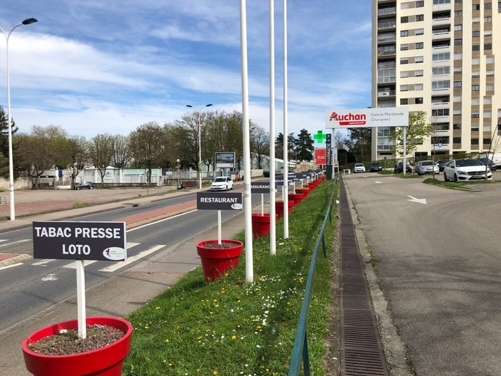   Dpt Rhône (69), à louer LYON 5EME Local commercial de 87m2 dans la galerie marchande Auchan Champvert 