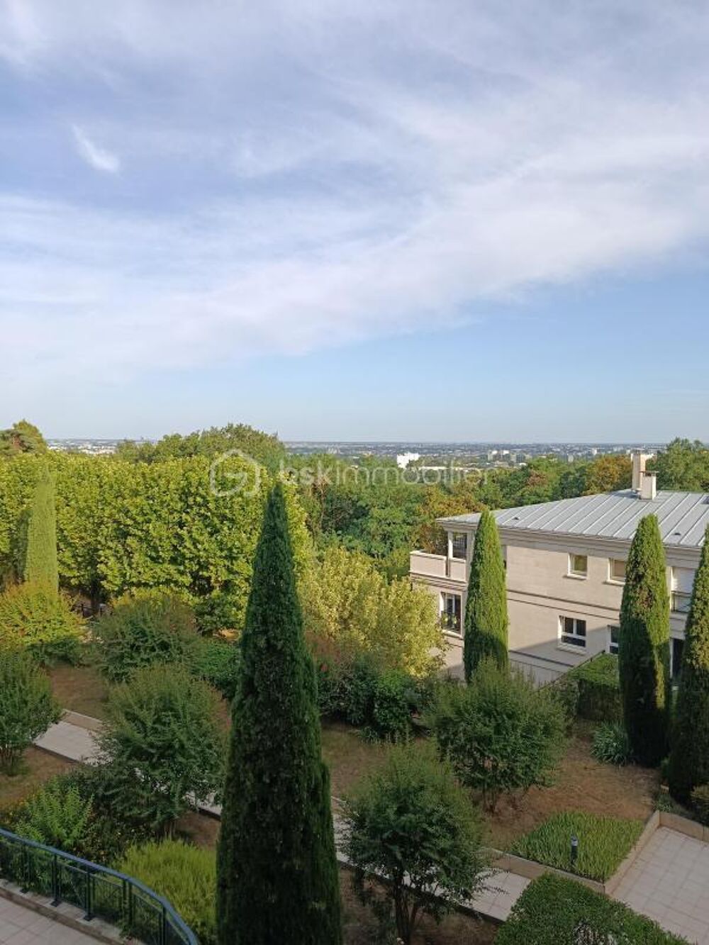 Le Plessis-Robinson  Studio avec balcon, gardien et ascenseur  Vue dégagée sur la Vallée-aux-Loups