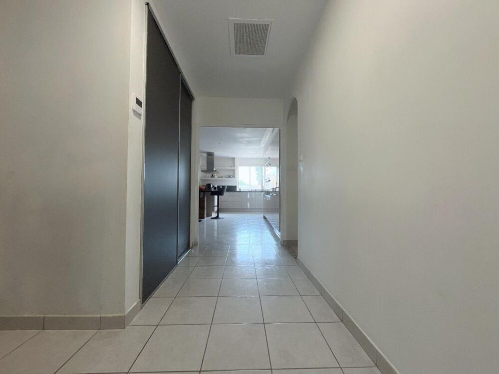 Magnifique maison en R+1 de 190 m² comprenant 6 chambres sur un terrain 3 faces de 450 m² dans un secteur calme