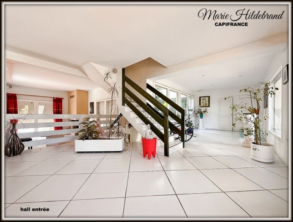 Maison d'architecte de caractère  285 m² habitables  Vue dominante  Piscine  Grand garage