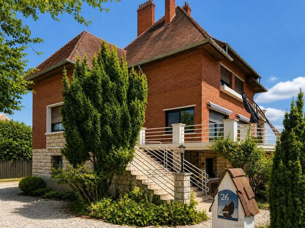 Vente Propriété/Château Maison de 9 pièces de 303m² à Guilly Guilly