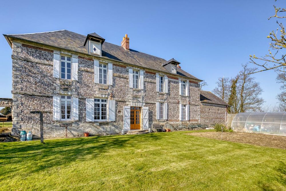 Manoir du XVI ème , 218 m2 + grenier + cellier/ 1480 m2 de dépendances sur 1,6ha