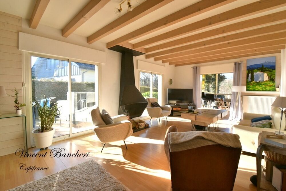 Maison familiale d'environ 160 m² avec piscine, 5 chambres et terrain de plus de 1160 m² au coeur d'un secteur prisé de Reignier
