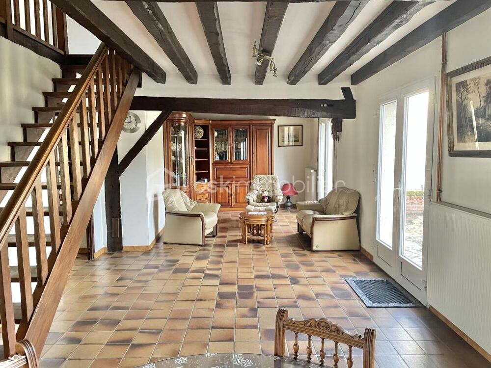 Maison du milieu du 18ème siècle composée de 5 chambres, son terrain sans vis-à-vis et son garage !