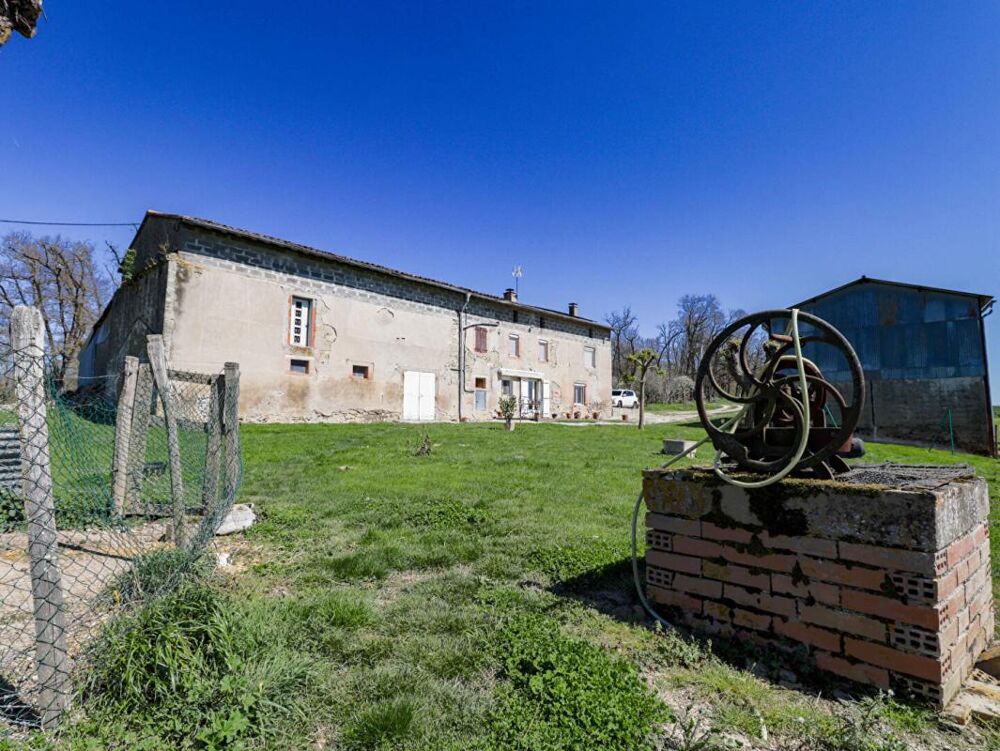 Propriété au calme, proche Puylaurens, avec grands volumes et potentiel