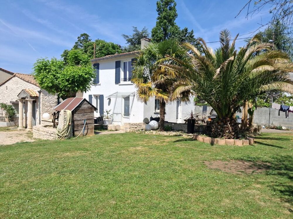 Vente Maison Coup de cœur assuré à Vouillé – Maison de charme d environ 150 m² avec grand terrain arboré Vouille