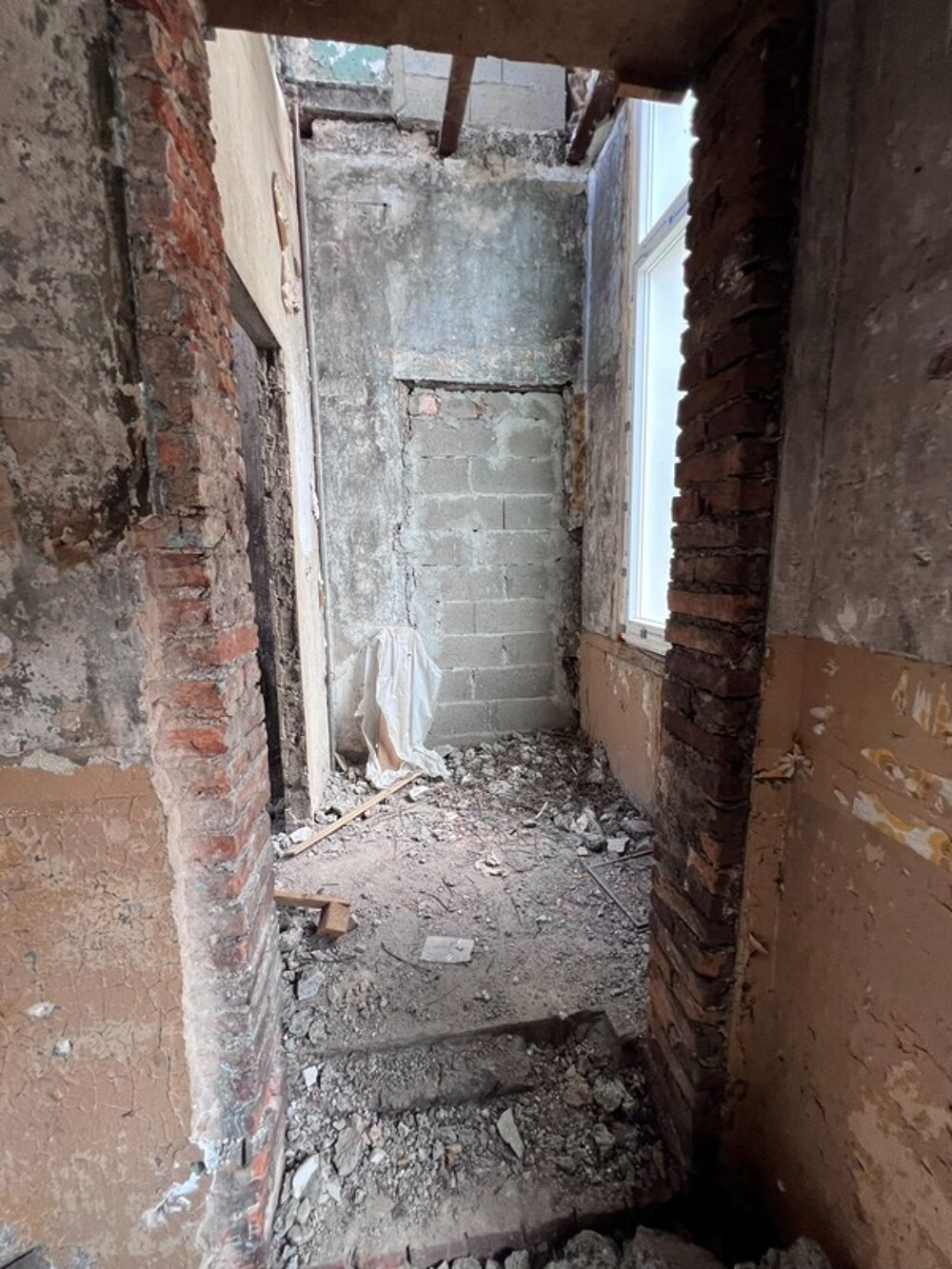 ? Triplex à rénover  60 m² au sol  Terrasse 15 m²  76 000 € FAI ? Sarreguemines  Centre-ville
