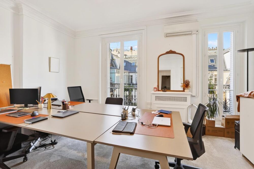   Lumineux / Balcon / Beaux volumes / Immeuble de standing Paris 8