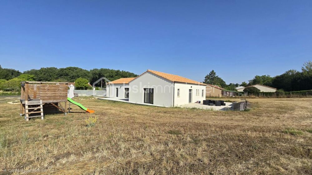 Maison spacieuse de 2019, lumineuse, quatre chambres, bureau, garage, grand terrain agricole