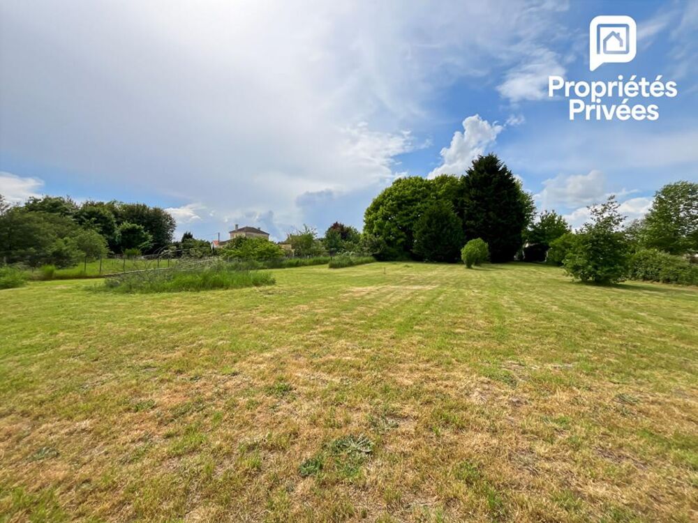 Maison à rénover avec terrain constructible de plus de 3 000 m² - Fort potentiel à Pugnac, proche commerces, projet de division