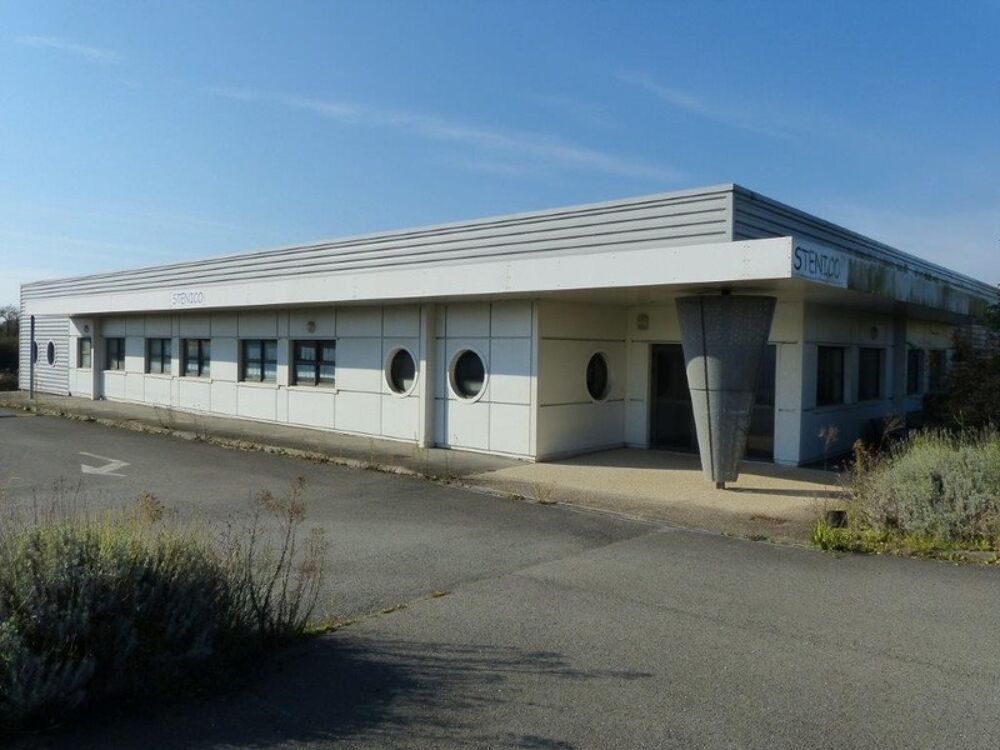   BEAU BATIMENT DE 800M² DE BUREAUX  ET 3200M² DE PARKING A 5 MIN  ROCHEFORT 30 MIN LA ROHELLE Breuil magne