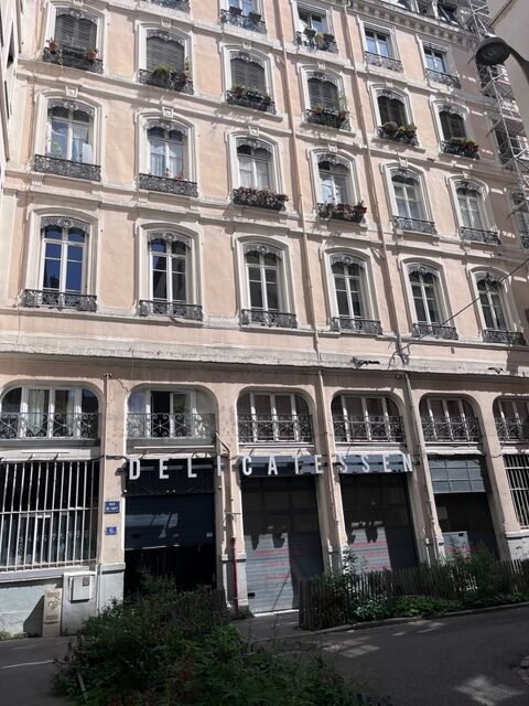   EXCLUSIVITE :Murs commerciaux en RDC de 299 m2 - LYON 1ER 