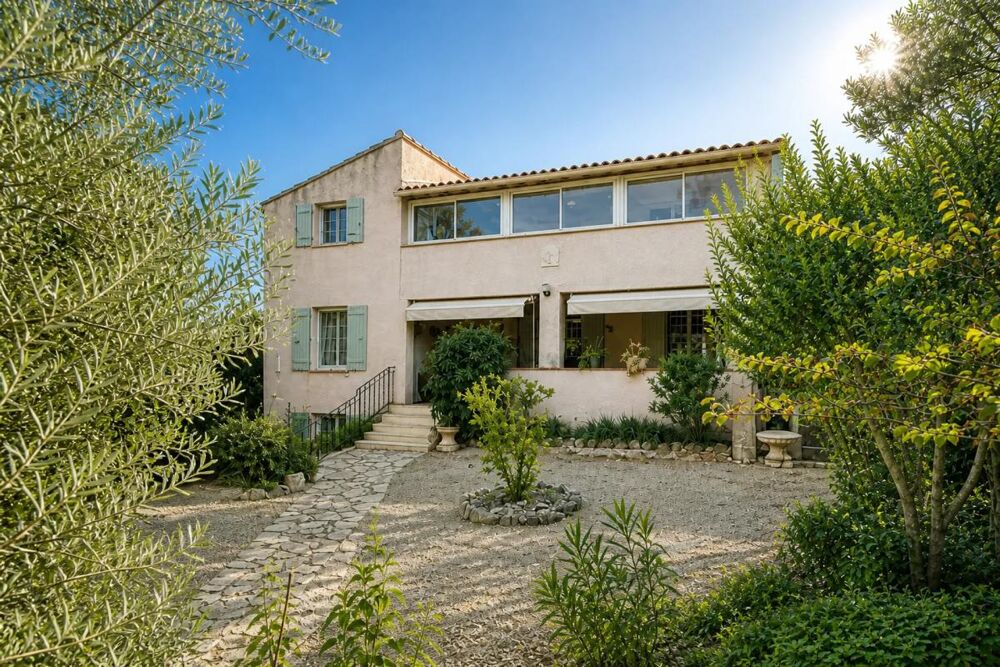 Maison de 9 pièces de 240 m² dans environnement privilégié