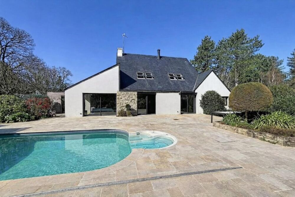 Vente Maison À 10 minutes du Port de Vannes. Propriété d'architecte d'exception de 235 m², avec étang privatif, piscine, 3 hectares. Parc rés Vannes