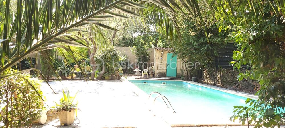Maison avec piscine sur terrain arboré