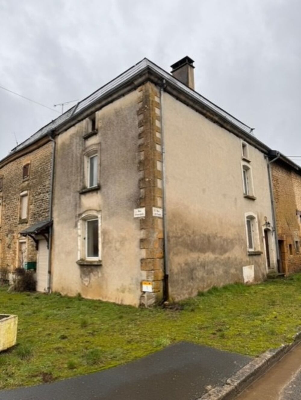 A vendre en exclusivité, proche de la Belgique et du Luxembourg, une maison de village à rénover de 67 m² habitables ! Située d