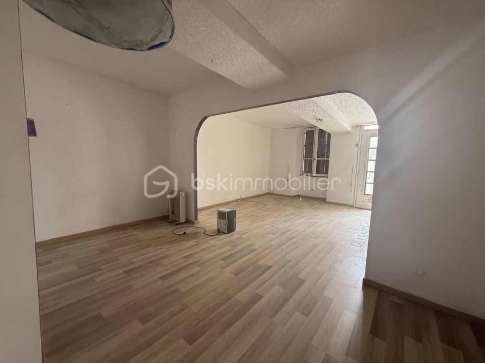 Situé à 8 minutes de Pré-en-Pail, ce bien rare de 80 m² entièrement à rénover