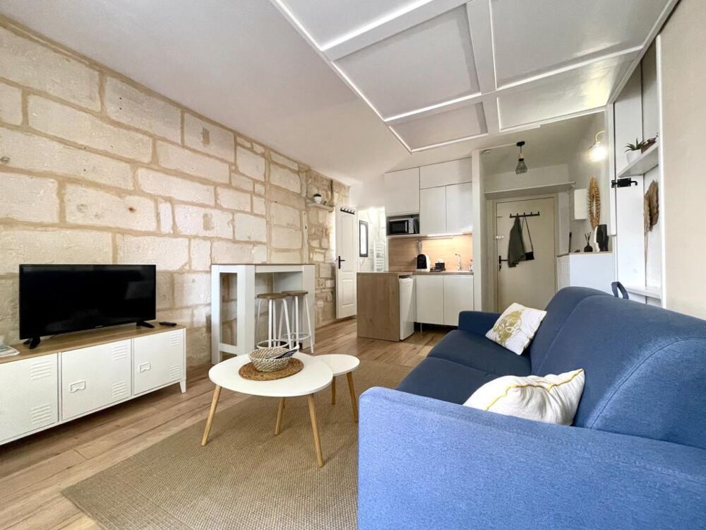 AIGUES-MORTES INTRA-MUROS  STUDIO 23 m² ENTIÈREMENT RÉNOVÉ  VUE EXCEPTIONNELLE SUR LA PLACE SAINT-LOUIS