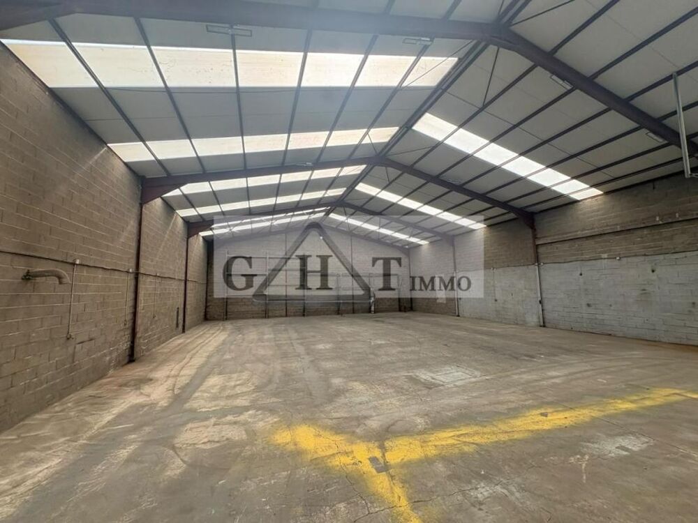   ENTREPOT 400 M² A VAUX LE PENIL A LOUER 