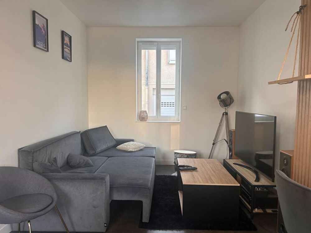 Maison de ville rénovée avec terrain clos de 200 m² et terrain de pétanque