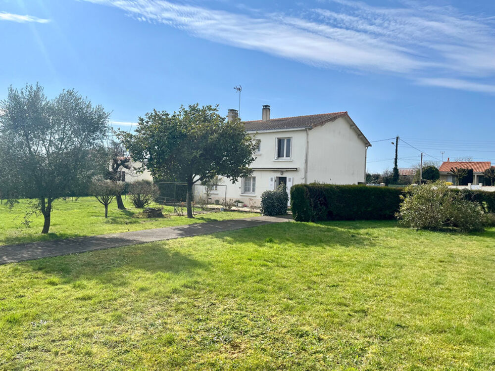 LUCON 85400 AU CALME ET PROCHE TOUTES COMMODITES AGREABLE MAISON 4 CHAMBRES AVEC ANNEXE SUR 1000M²