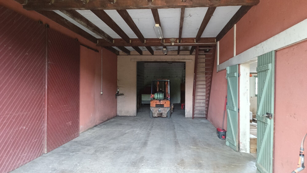 33 Ensemble immobilier, bati en R2, annexes et terrain de 15 000 m2