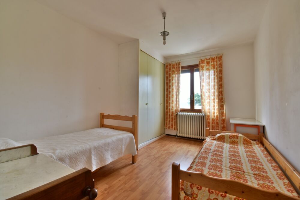 ? À VENDRE  Grande villa avec terrain boisé avec une olivette à Sisteron