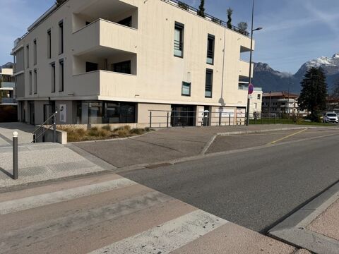Local commercial /bureau à louer proche de ANNECY (74) - Rive Ouest Local - emplacement très accessible et à forte visibilité 2569 74000 Annecy