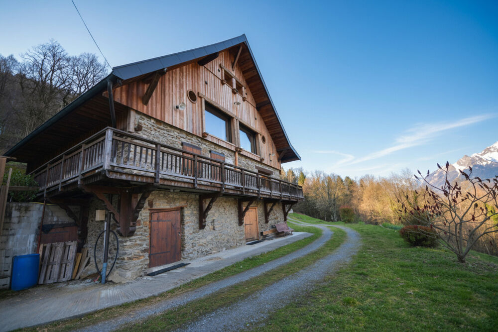 Chalet dexception rénové avec vue dominante + grange à fort potentiel  Ugine