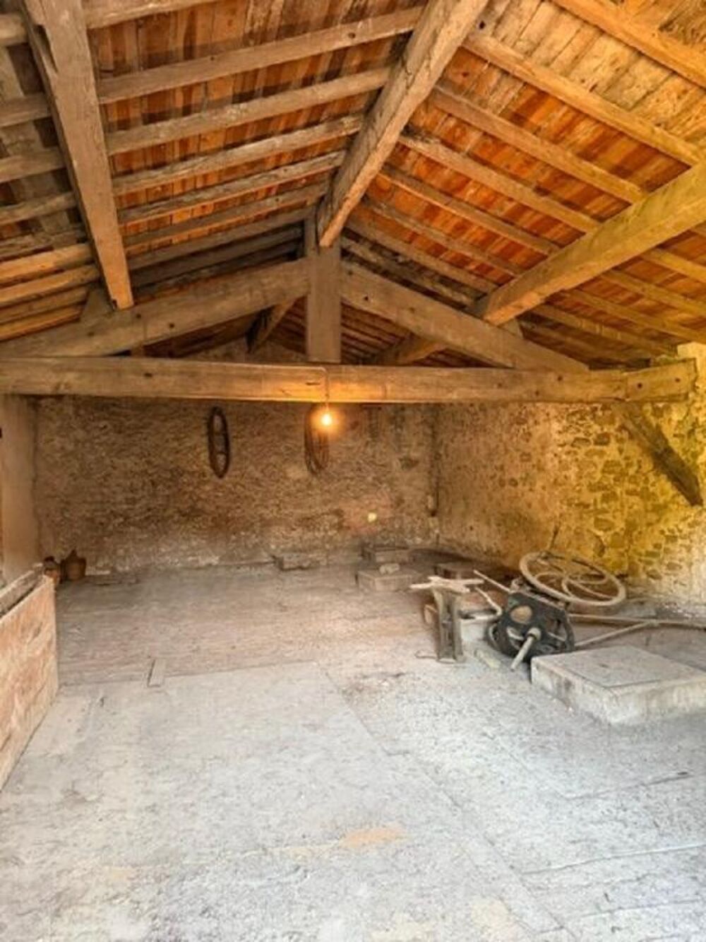 CAVE 400 m² SUR 2 ETAGES AVEC TOIT TERRASSE