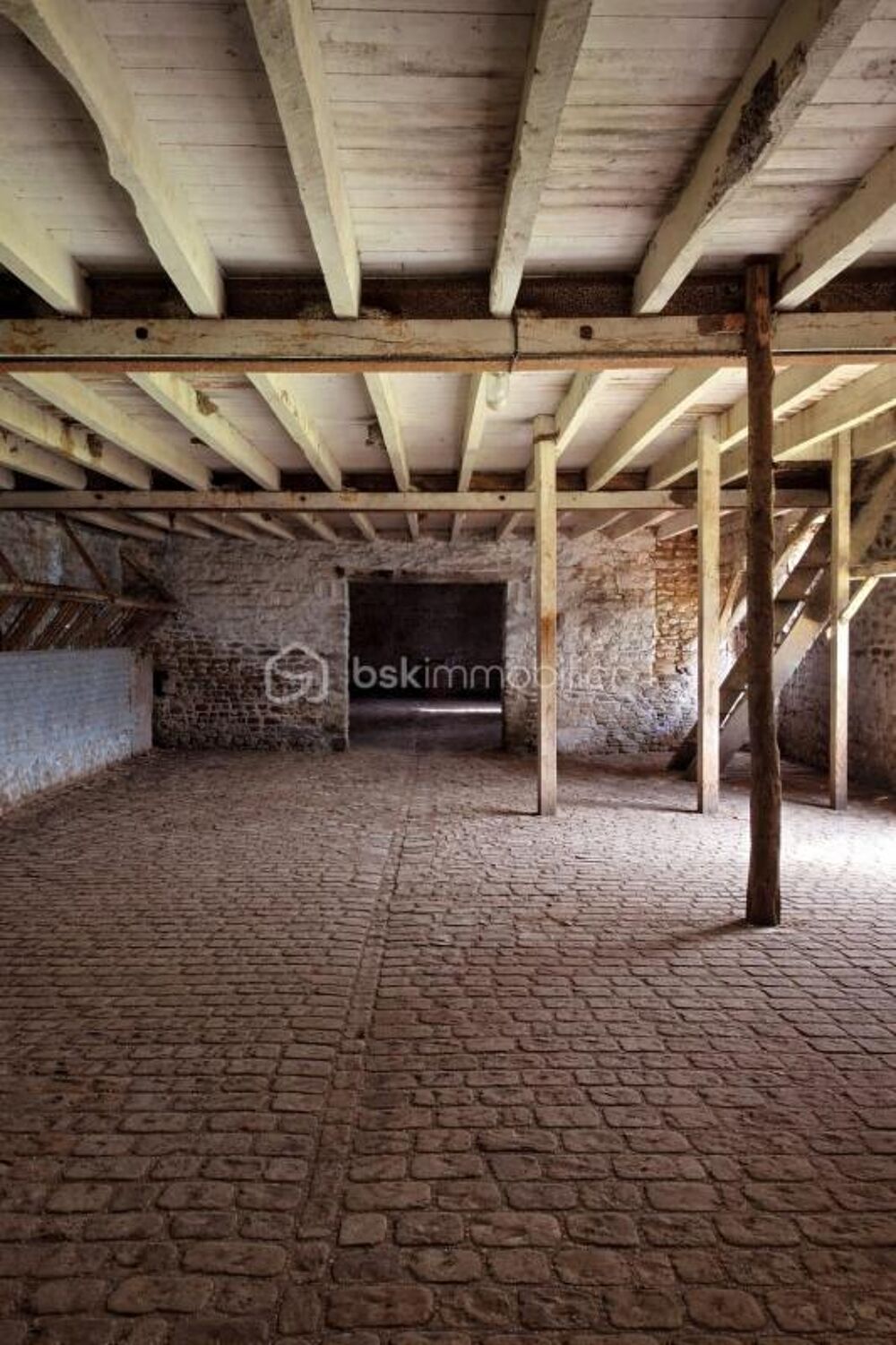 UNE LOGE ET UN HANGAR
