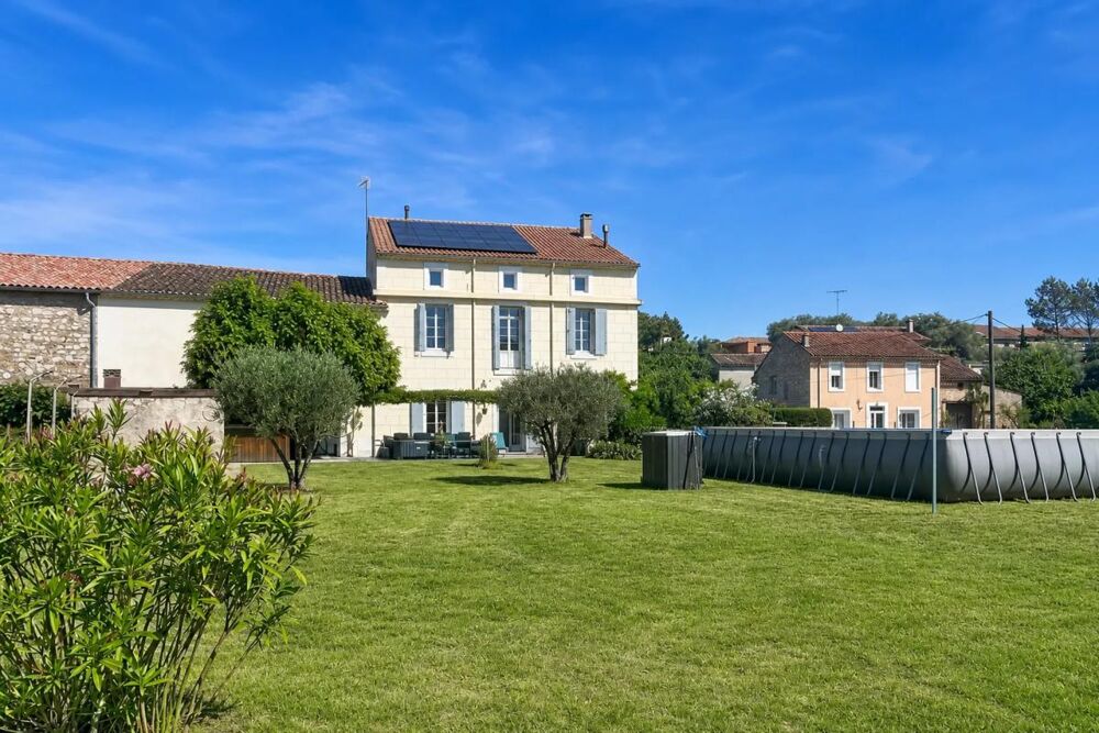 Vente Propriété/Château Grande maison familiale de 280 m² avec piscine Pierrerue