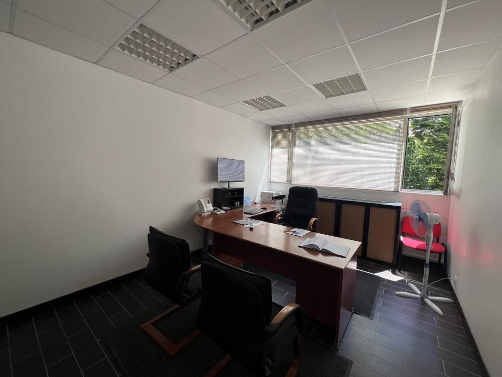   Local commercial RDC accès indépendant, Belle HSP Paris 20