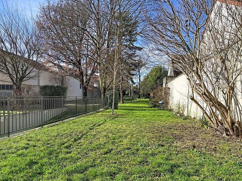 Vente Appartement Très grand studio de 40 m² avec place  de parking Et cave à 2 minutes du métro Villejuif louis Aragon Villejuif